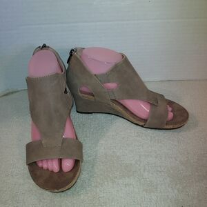 NWOT Adrienne Vittadini Telli XI Tan Open-Toe Wedge Cork Sandals size 7 …